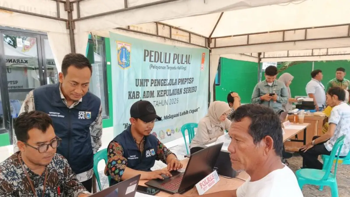 Warga menikmati Pelayanan Terpadu Keliling (PTK) yang digelar oleh Pemerintah Kabupaten Kepulauan Seribu melalui program Peduli Pulau pada 23-24 Juli 2026 di Pulau Sabira, Kepulauan Seribu, Jumat (24/7/2026). F Antara