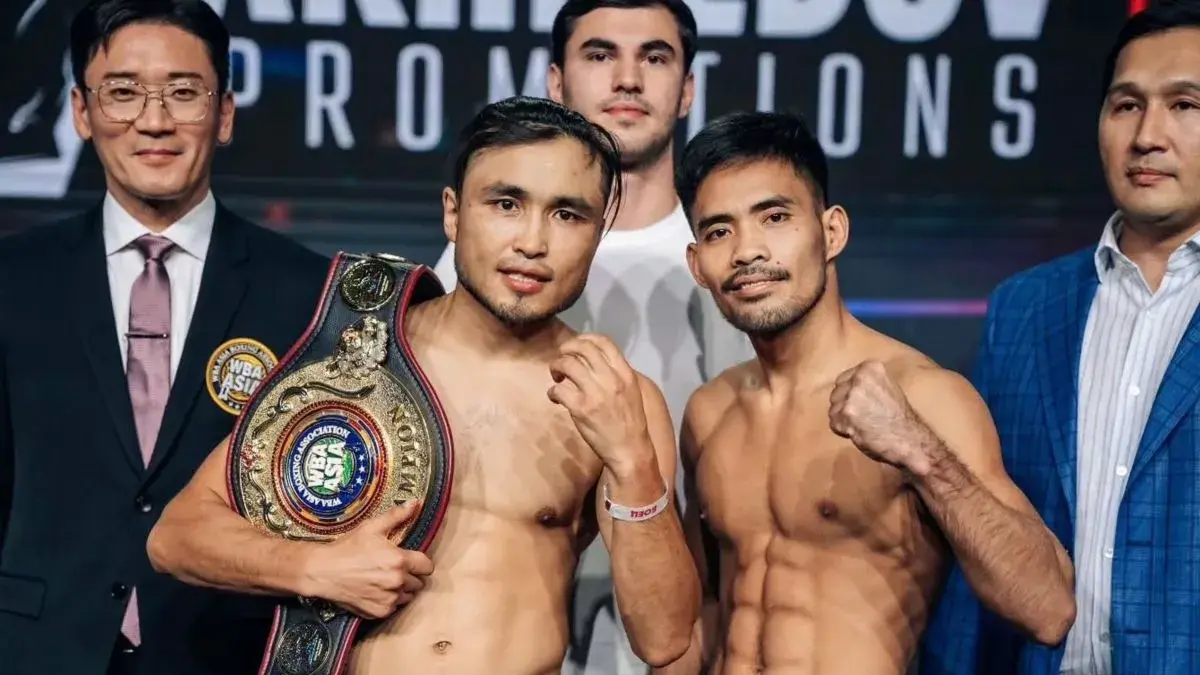 Foto petinju Elshat Nikhemttolla (kedua kiri) dan Tanes Ongjunta (kedua kanan) berfoto menjelang pertarungan memperebutkan gelar juara kelas bantam World Boxing Association (WBA) Asia dalam laman WBA yang dipantau di Jakarta, Sabtu (25/7/2026). (Laman resmi WBA)