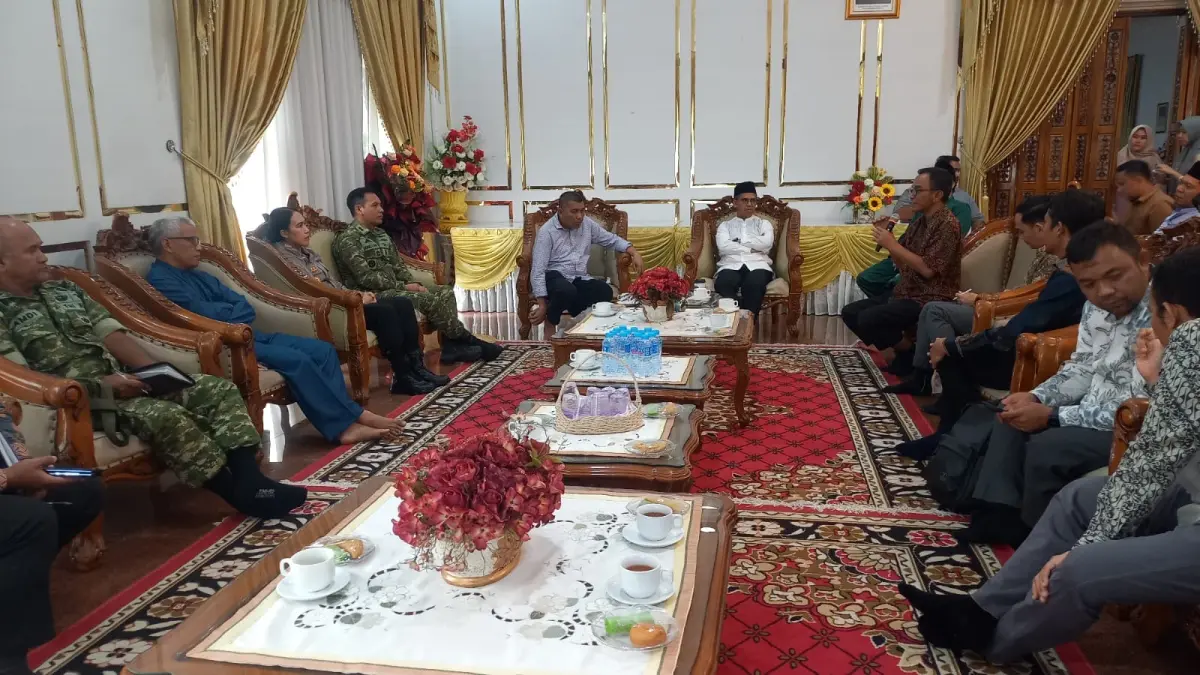 Bupati Karimun, Iskandarsyah didampingi Forkopimda bertemu di rumah dinas dengan pihak PT PLN (Persero) Tanjungpinang dan Tanjungbalai Karimun, membahas percepatan perbaikan listrik, Jumat (24/7/2026). F Sandi Pramosinto/Batam Pos
