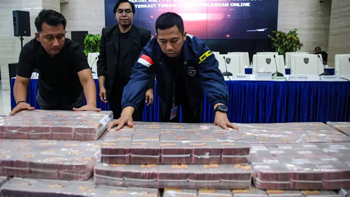 Ilustrasi. Petugas menata barang bukti uang saat acara Penyerahan Tanggung Jawab Dan Eksekusi Atas Harta Kekayaan Hasil Tindak Pidana Pencucian Uang Yang Berasal Dari Judi Online, Jakarta, Kamis (5/3/2026). (Salman Toyibi/Jawa Pos)