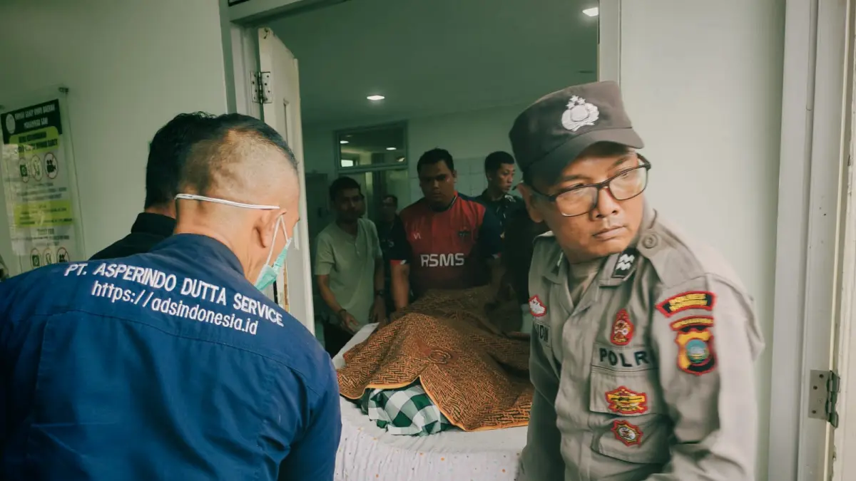 Jenazah korban dugaan penganiayaan yang melibatkan oknum PM TNI AD dibawa keluar dari ruang pemulasaraan RSUD Muhammad Sani Karimun menuju mobil ambulans untuk diberangkatkan ke rumah duka.