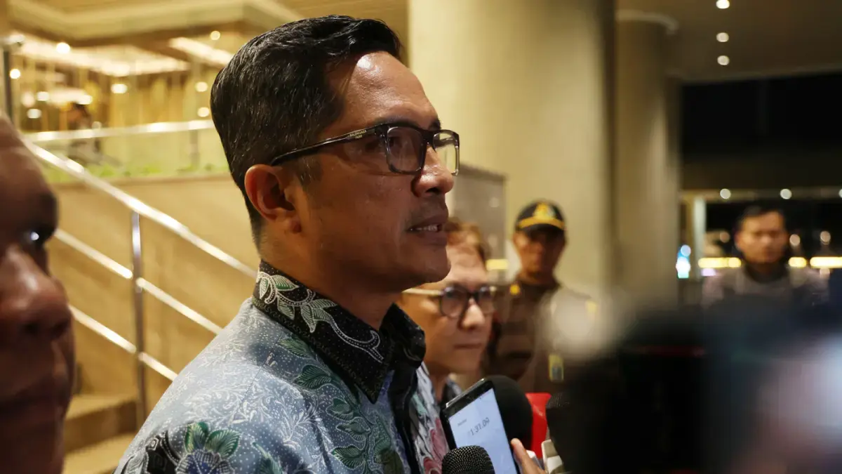 Kuasa hukum mantan Jampidsus Febrie Adriansyah, Febri Diansyah memberikan keterangan pers di Gedung Utama Kejaksaan Agung, Jakarta, Jumat (24/7/2026). (Dery Ridwansah/ JawaPos.com)