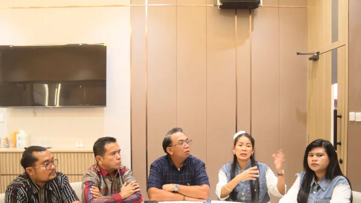 Marlina pemilik homestay Mimi  Coco bersama kuasa hukum memberikan keterangan terkait peristiwa penganiayaan , Sabtu (25/7). F Cecep Mulyana/Batam Pos
