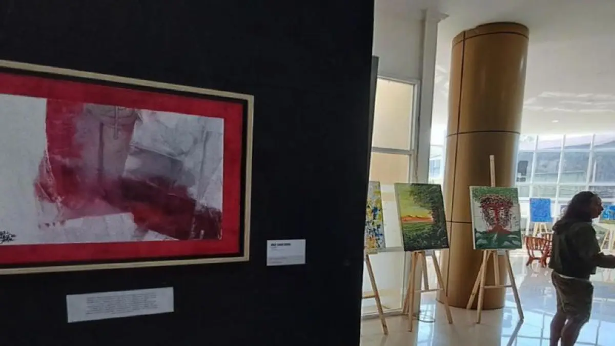 Seorang pengunjung menyaksikan karya-karya lukisan yang dipajang pada pameran berjudul "Rendezvous" di Gedung IKM Center Kota Magelang, di kawasan kaki Gunung Tidar Kota Magelang, Selasa (21/7/2026) lalu. F.Hari Atmoko/Antara