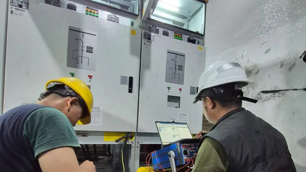 Teknisi dari PLN sedang melakukan perbaikan pada PLTD Bukit Carok, Tanjungabalai Karimun, Jumat (24/7/2026). F Ist untuk Batam Pos