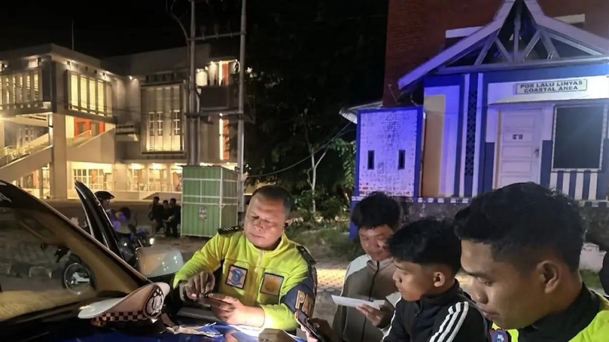Anggota Satlantas melakukan pencatatan terhadap sepeda motor yang melakukan pelanggaran. Foto: Dokumentasi Polres Karimun  
