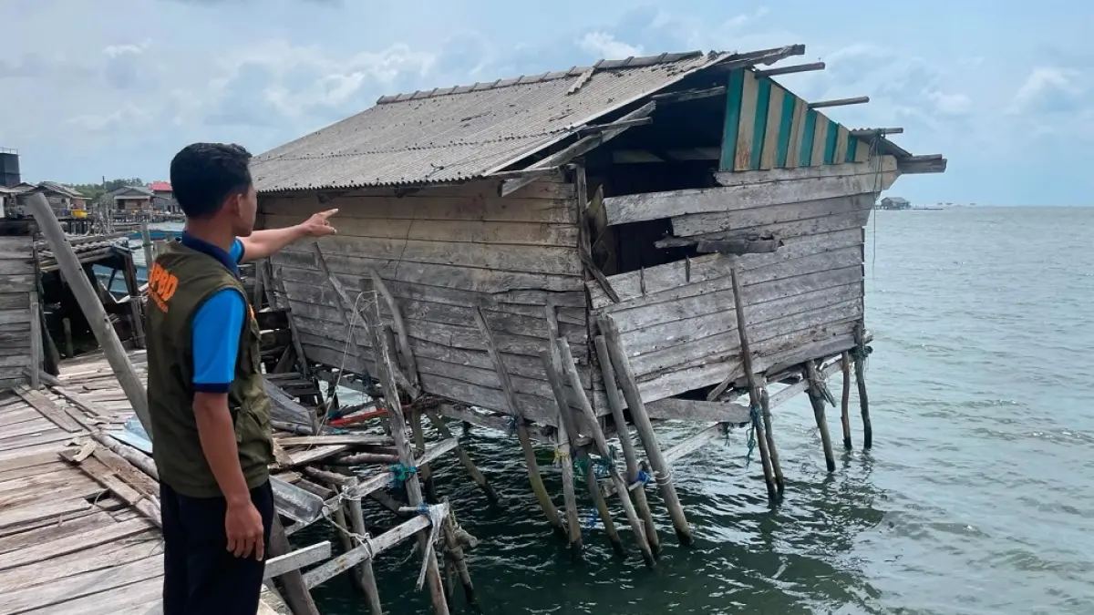 Bagian dinding rumah warga di Kampung Sei Kawal, RT 5 RW 1 Kelurahan Kawal Kecamatan Gunung Kijang, Bintan mengalami kerusakan akibat angin kencang yang terjadi pada Sabtu (25/7/2026) pagi. F. Kiriman BPBD Bintan untuk Batam Pos