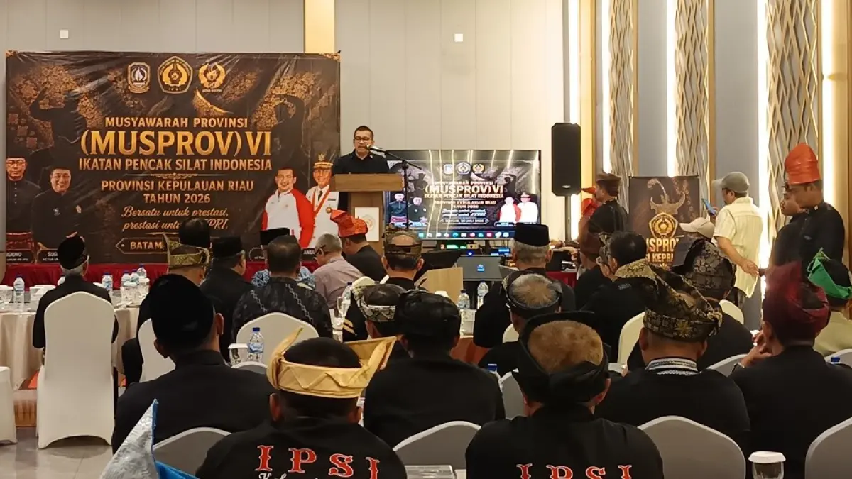 Ketua KONI Kepri, Usep Rahmat S, memberikan sambutan dalam Musyawarah Provinsi (Musprov) VI Ikatan Pencak Silat Indonesia (IPSI) Provinsi Kepri 2026 di Batam, Minggu (26/7). Foto: Jamaluddin/Batam Pos