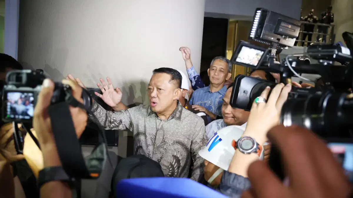 Mantan Jaksa Agung Muda Bidang Tindak Pidana Khusus Febrie Adriansyah menjawab pertanyaan wartawan usai menjalani pemeriksaan di Kejaksaan Agung, Jakarta, Jumat (24/7/2026). (Dery Ridwansah/ JawaPos.com)