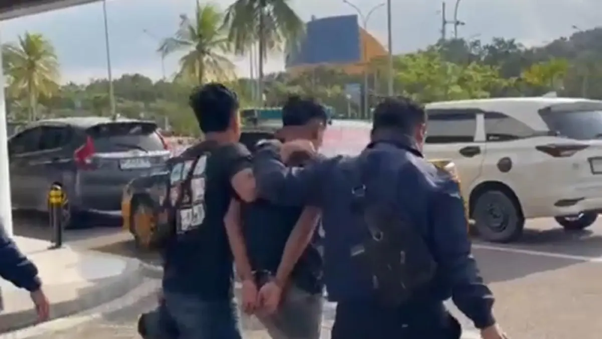 Pelaku diamankan di Bandara Hang Nadim Batam setelah melakukan penikaman di Mess PT Huaqiang, Subcon PT BAI. F. Slamet Nofasusanto/Batam Pos