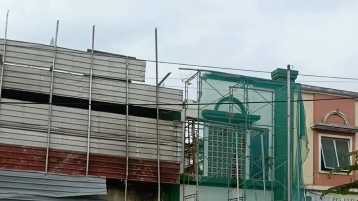 Pembangunan ruko yang diduga memakan lahan fasum di kawasan Ruko Legenda Gemilang, Baloi Permai, Kota Batam. Foto: Istimewa