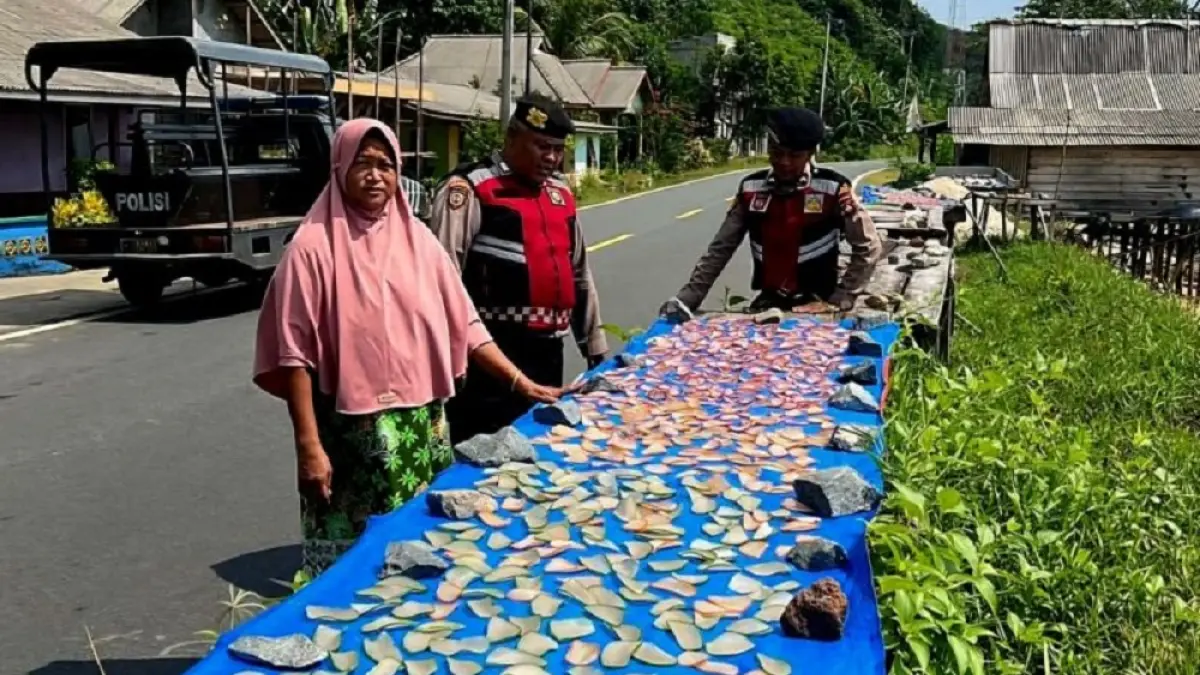 Personel Polres Lingga saat melakukan patroli dialogis pada Jumat (24/7/2026). ANTARA/HO-Polres Lingga