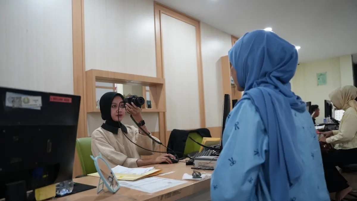 Petugas Imigrasi Batam melayani warga dalam pengurusan paspor melalui layanan Paspor Simpatik di Harbour Bay, Batuampar. Foto: Istimewa
