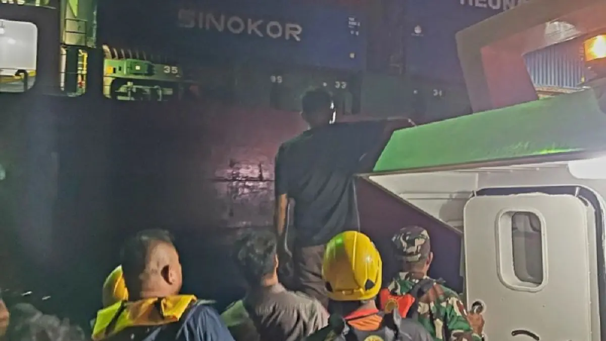 Proses evakuasi korban kapal tenggelam dari kapal asing di Anambas pada Sabtu (25/7/2026). ANTARA/HO-Polres Kepulauan Anambas