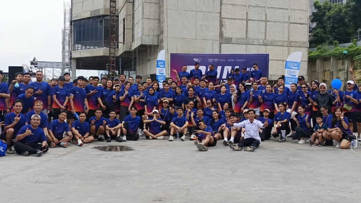 Ratusan peserta Fun Run yang merupakan karyawan dari lima hotel di Batam berfoto bersama usai rangkaian acara, Minggu (26/7). F. Jamaluddin/Batam Pos