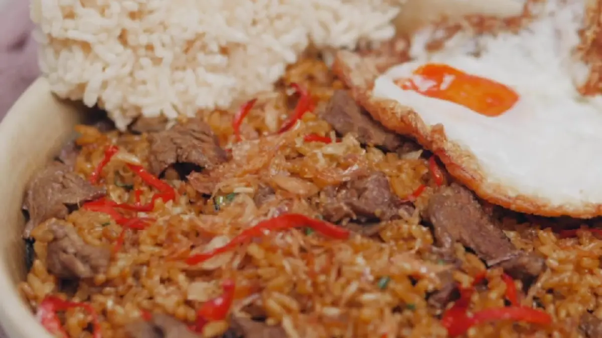 Resep Nasi Goreng Kari Sapi yang Enak dan Praktis./Tangkap Layar YouTube Ade Koerniawan