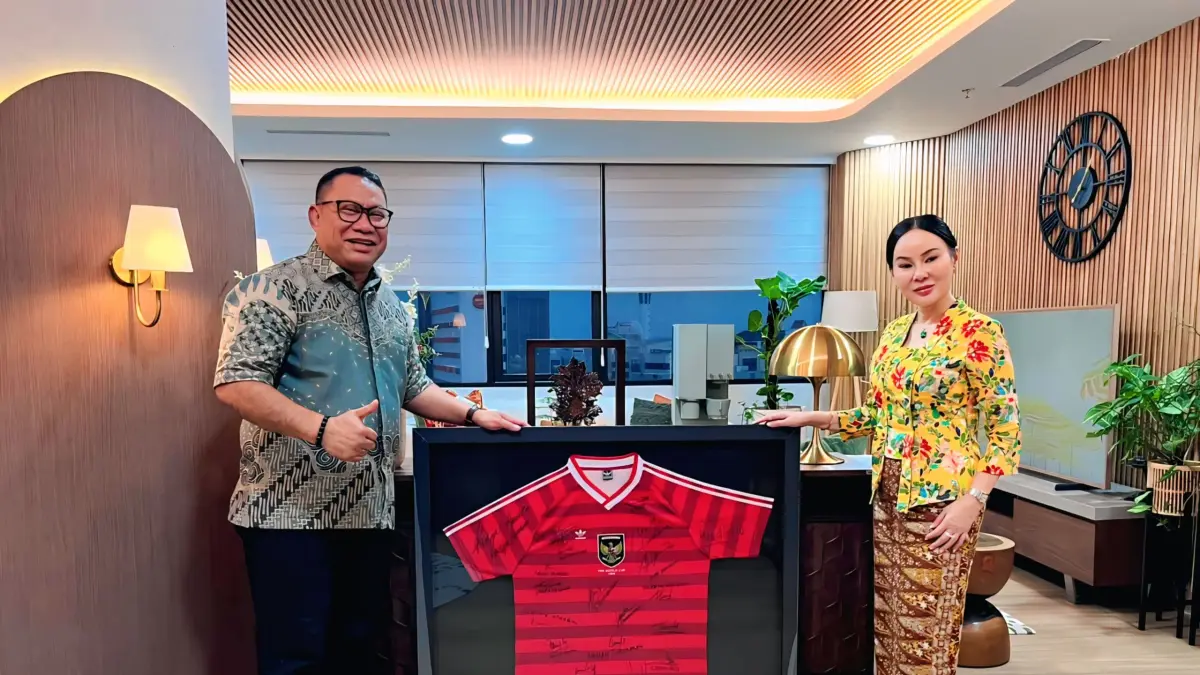 Ketua Pembina Batam Premier FC sekaligus Anggota/Deputi Bidang Investasi BP Batam, Fary Djemy Francis (kiri), bersama Wakil Wali Kota Batam yang juga Wakil Kepala Badan Pengusahaan (BP) Batam, Li Claudia Chandra, usai pertemuan membahas pengembangan ekosistem sepak bola di Batam. Foto: Humas BP Batam untuk Batam Pos
