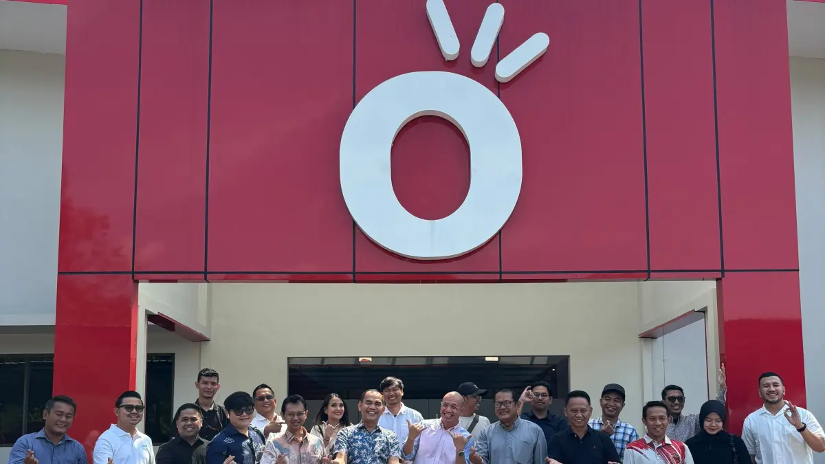 President Director PT Batam Bintan Telekomunikasi (BBT) Pratama Habibie bersama jajaran manajemen merayakan hari jadi ke-30 BBT dalam acara bertajuk "30 Tahun Menghubungkan Batam: Sinergi Infrastruktur dan Transformasi Digital" di Batam, Senin (27/7/2026). F Rengga Yuliandra/ Batam Pos