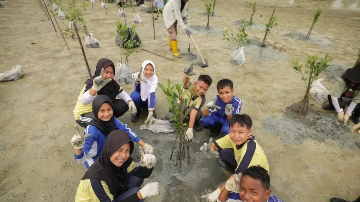 Anak-anak dilibatkan dalam aksi penanaman mangrove di pesisir Desa Sebong Pereh, Kecamatan Teluk Sebong, Bintan pada Minggu (26/7/2026). F.Kiriman Bintan Resort untuk Batam Pos

