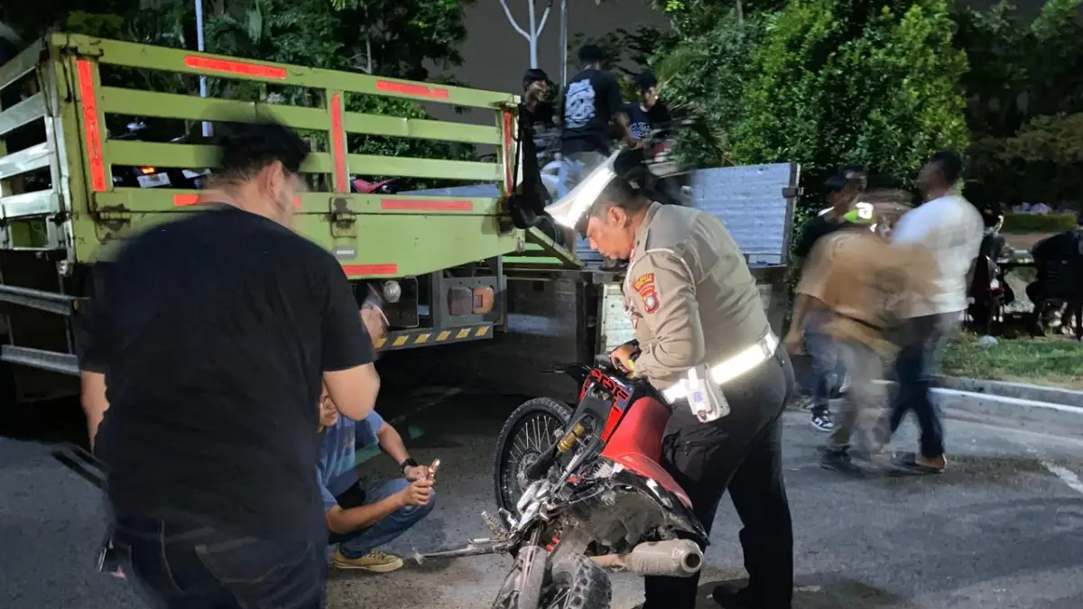 Anggota Satlantas Polresta Barelang mengamankan satu unit sepeda motor berknalpot brong saat razia, Sabtu (25/7/2026) lalu. F Yofie Yuhendri/Batam Pos