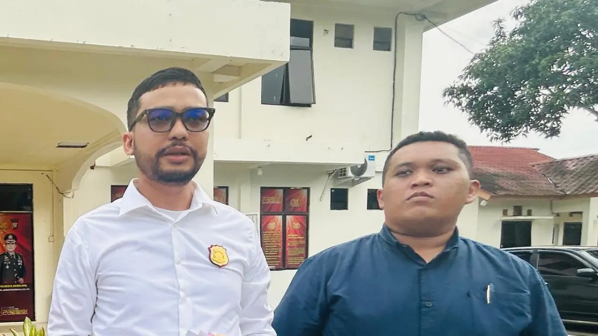 Nanda P Nababan dan Willy Lubis dari Kantor Hukum NHN & Rekan yang menjadi kuasa hukum Yehezkiel Benaya Christo, terduga pelaku pengeroyokan saat ditemui di Mapolsek Bengkong, beberapa waktu lalu. F Chahaya Simanjuntak/Batam Pos