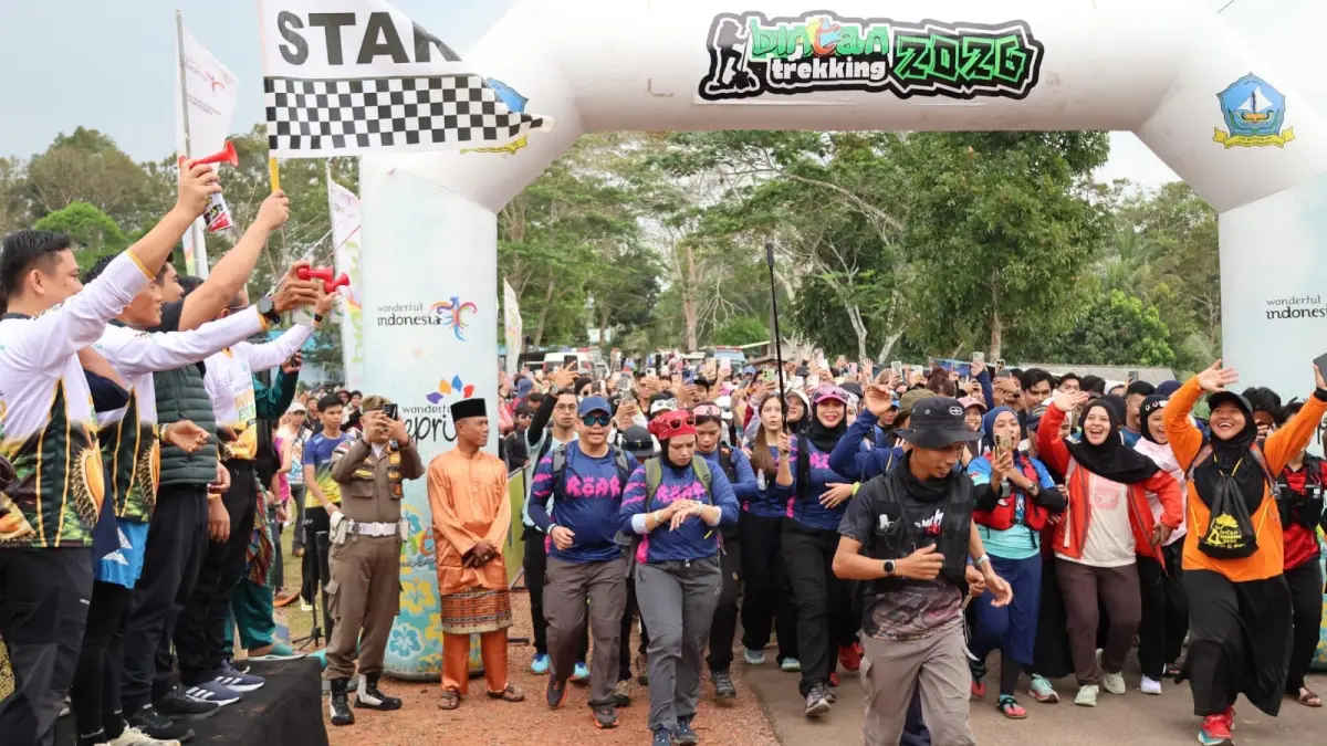 Para peserta Bintan Trekking dilepas di Kawasan Waduk Bintan Enau, Teluk Bintan pada Minggu (26/7/2026). F. Zoko untuk Batam Pos