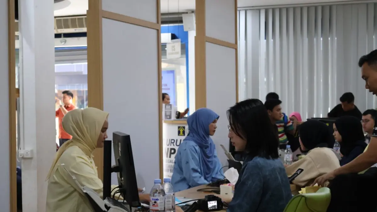 Pemohon memanfaatkan program paspor simpatik sebagai pelayanan akhir pekan yang digelar di Unit Layanan Paspor (ULP) Harbourbay, Sabtu (25/7/2026) lalu. F Yofie Yuhendri/Batam Pos