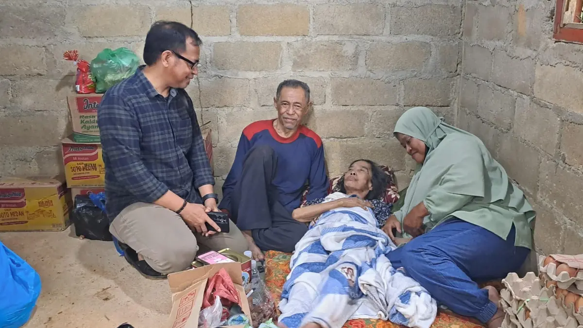 Plt Camat Bintan Timur, Indra Gunawan menemui Paulus dan Muttamima di rumahnya, Kampung Sei Enam Darat, Bintan Timur setelah video hanya makan biji cempedak viral di media sosial. F.Slamet Nofasusanto/Batam Pos