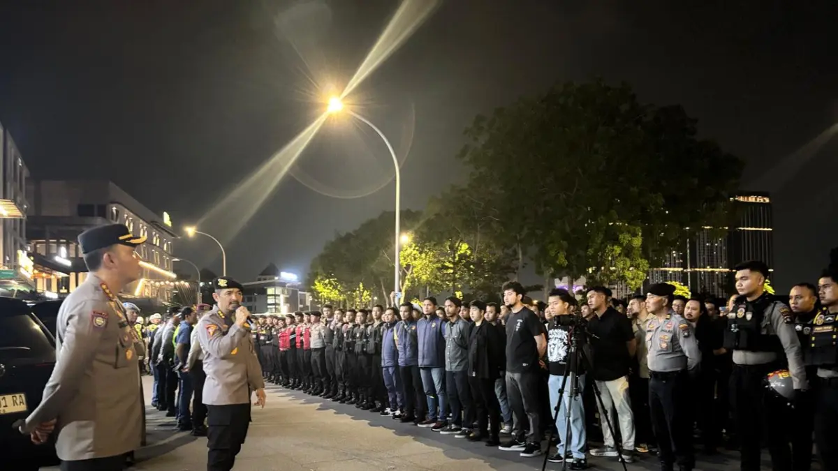 Karo Ops Polda Kepri Kombes Pol Ronalzie Agus dan Kapolresta Barelang Kombes Pol Anggoro Wicaksono menggelar apel di Parkiran Ruko Business Center Welcome To Batam sebelum pengamanan dan patroli antisipasi balap liar dan kejahatan jalanan dilakukan. F Yashinta/Batam Pos