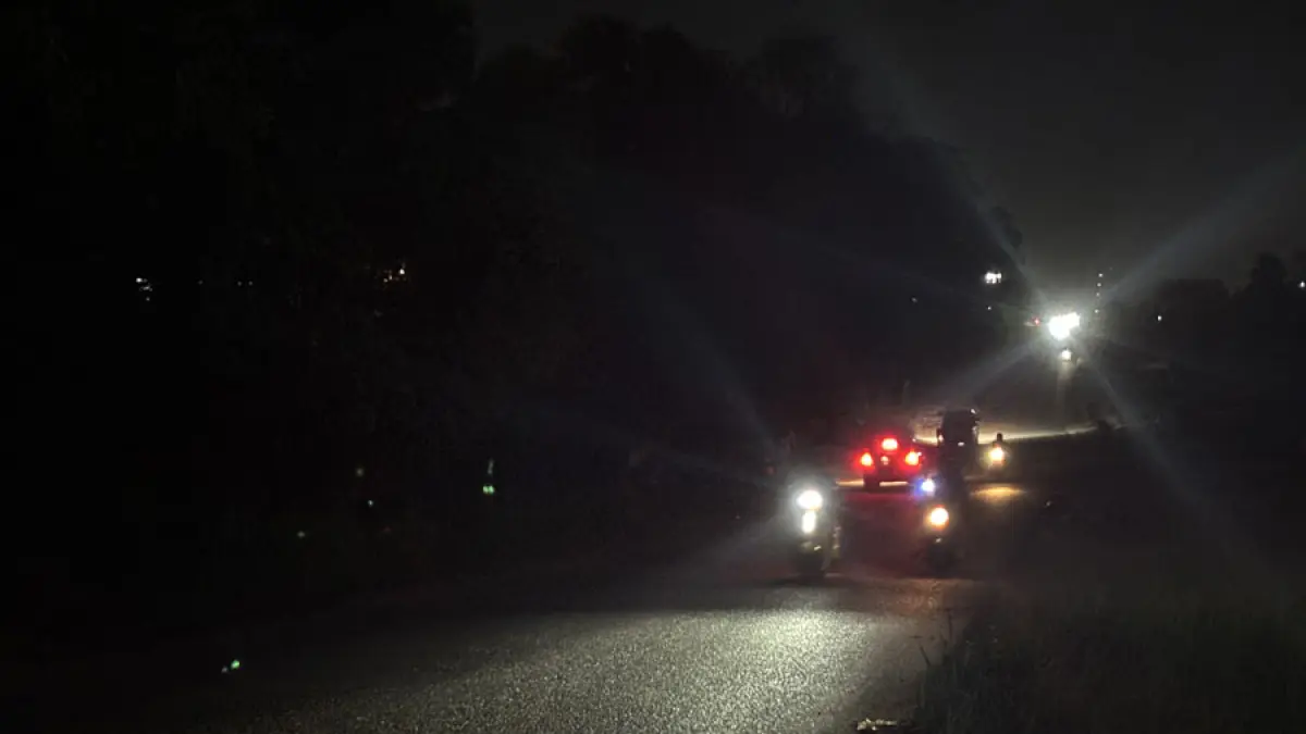 Gelap Gulita: Kondisi salah satu ruas jalan di Kelurahan Sambau, Kecamatan Nongsa, Kota Batam, yang minim penerangan jalan umum (PJU) pada malam hari. Warga berharap pemerintah segera memasang lampu jalan karena kondisi gelap dinilai membahayakan keselamatan pengguna jalan dan meningkatkan potensi tindak kejahatan. F. Yashinta / Batam Pos