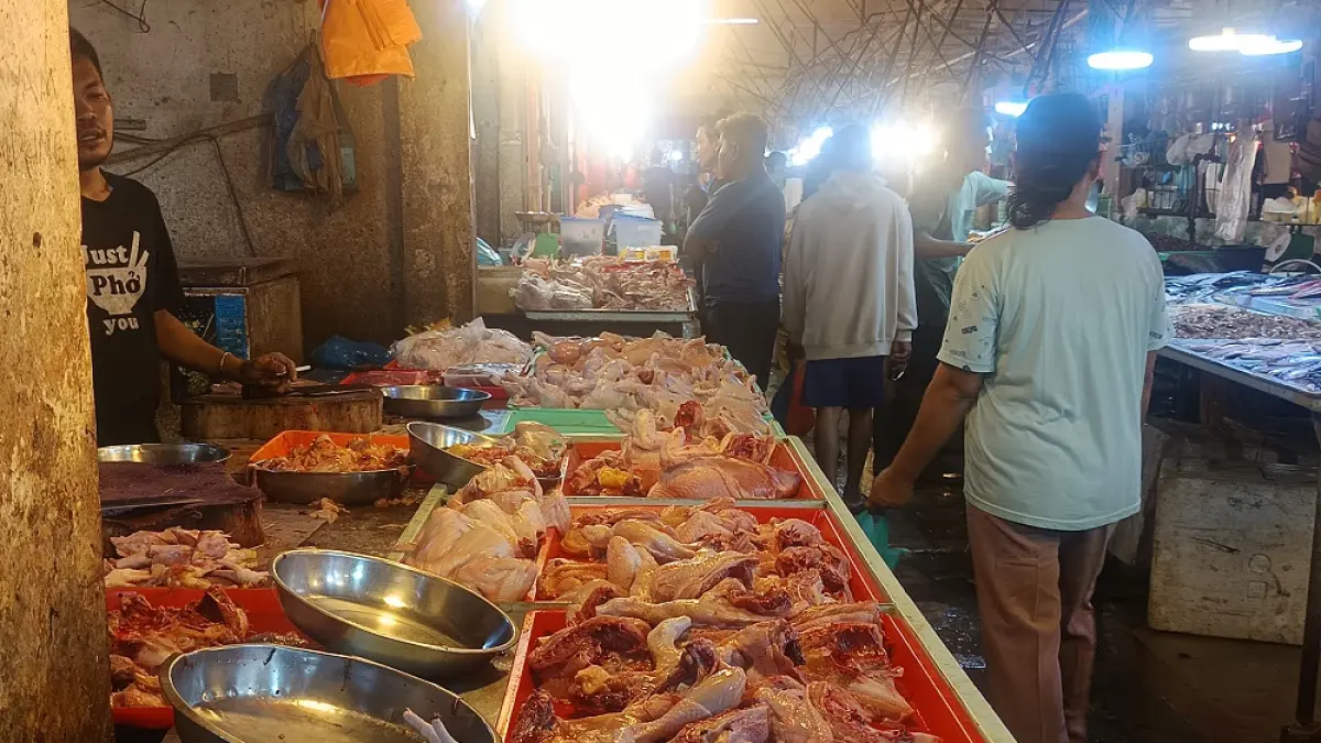 Aktivitas jual beli kebutuhan pokok di salah satu pasar tradisional Batam. Harga ayam, beras, cabai, dan bawang masih berbeda antar pasar akibat faktor distribusi, pasokan, dan biaya operasional pedagang. Foto: Jamaluddin Lobang/Batam Pos