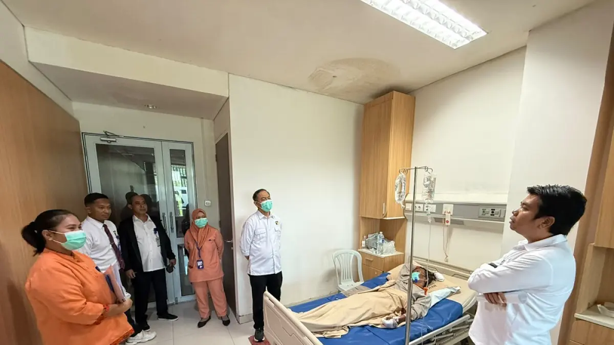 Direktur RSBP Batam, Kolonel Laut (K) dr. Tanto Budiharto, bersama tim medis RSBP Batam melihat kondisi pasien yang diduga menderita kusta saat  di kawasan Cikitsu, Batam Center. Foto: Istimewa 