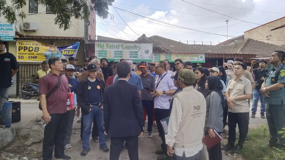 Majelis Hakim PTUN Tanjungpinang meninjau langsung lokasi penutupan akses Jalan Genta 1, Batuaji, dalam agenda sidang lapangan, Selasa (28/7). Selain melihat objek sengketa, hakim juga meninjau kondisi pertokoan, pasar, dan aktivitas ekonomi warga yang diklaim terdampak sejak akses jalan ditutup. Foto: Rengga Yuliandra/Batam Pos