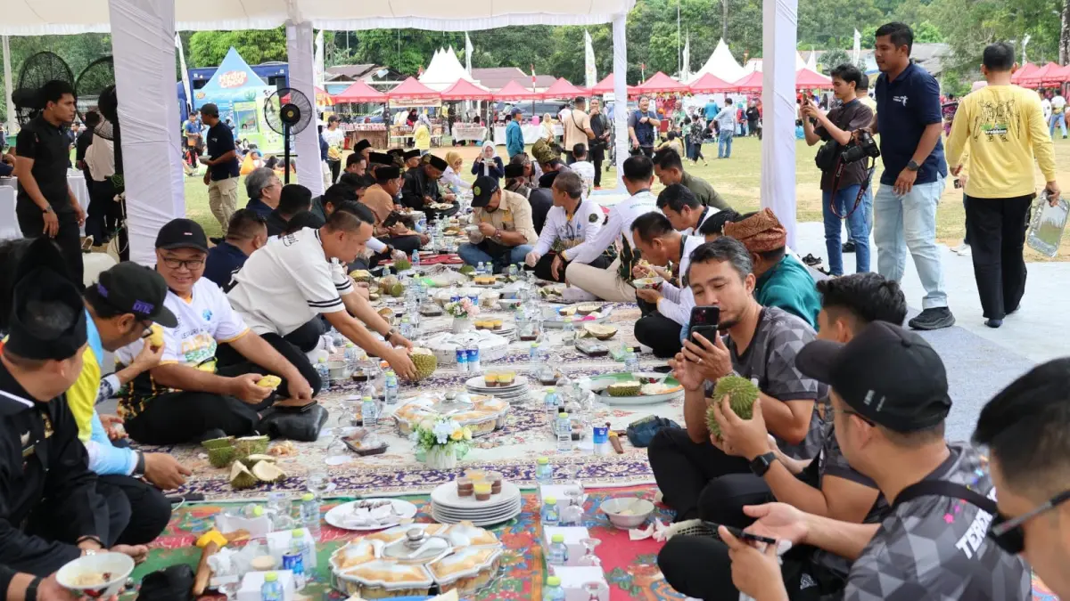 Kenduri durian yang dilaksanakan di lapangan sepak bola Bekapur, Desa Bintan Buyu, Kecamatan Teluk Bintan pada Minggu (26/7/2027). F. Zoko untuk Batam Pos