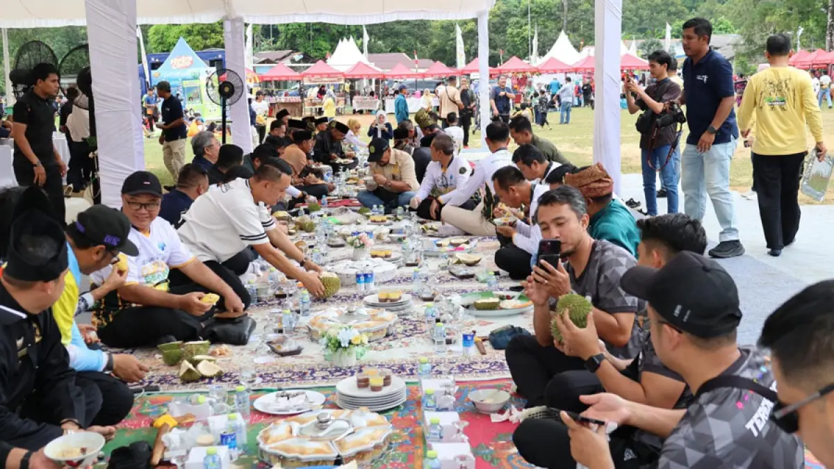 Kenduri durian yang dilaksanakan di lapangan sepak bola Bekapur, Desa Bintan Buyu, Kecamatan Teluk Bintan pada Minggu (26/7/2027). F.Kiriman Zoko untuk Batam Pos.