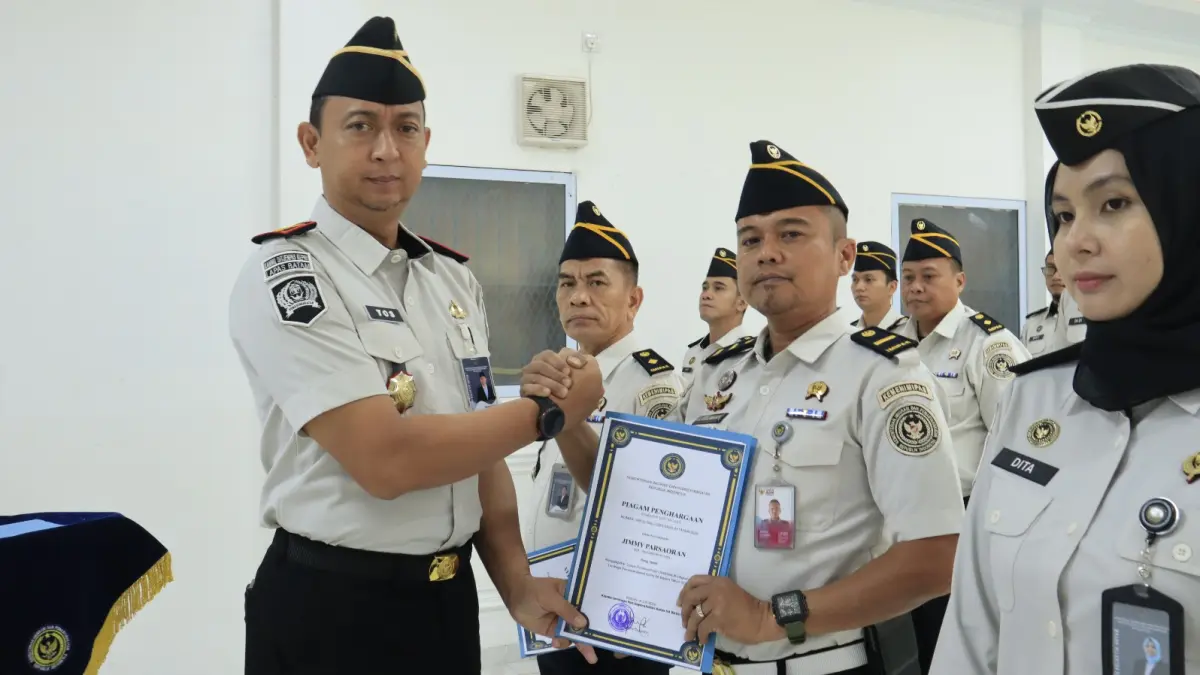 Kepala Lapas Kelas IIA Batam, Yosafat Rizanto, menyerahkan penghargaan kepada Pegawai Teladan usai apel internal di Lapas Batam, Selasa (28/7). F. Istimewa