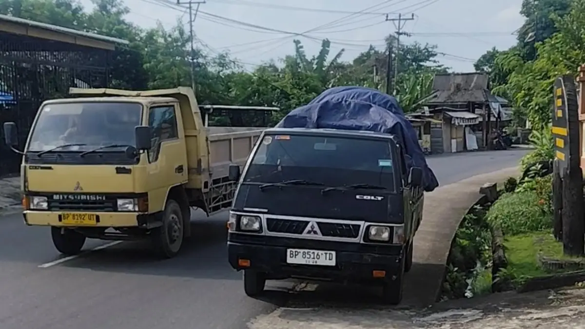 Mobil pickup hitam yang berisikan ratusan koli bawang dan cabai saat diamankan di Kantor Karantina Kepri, Tanjungpinang. F. Mohamad Ismail/Batam Pos