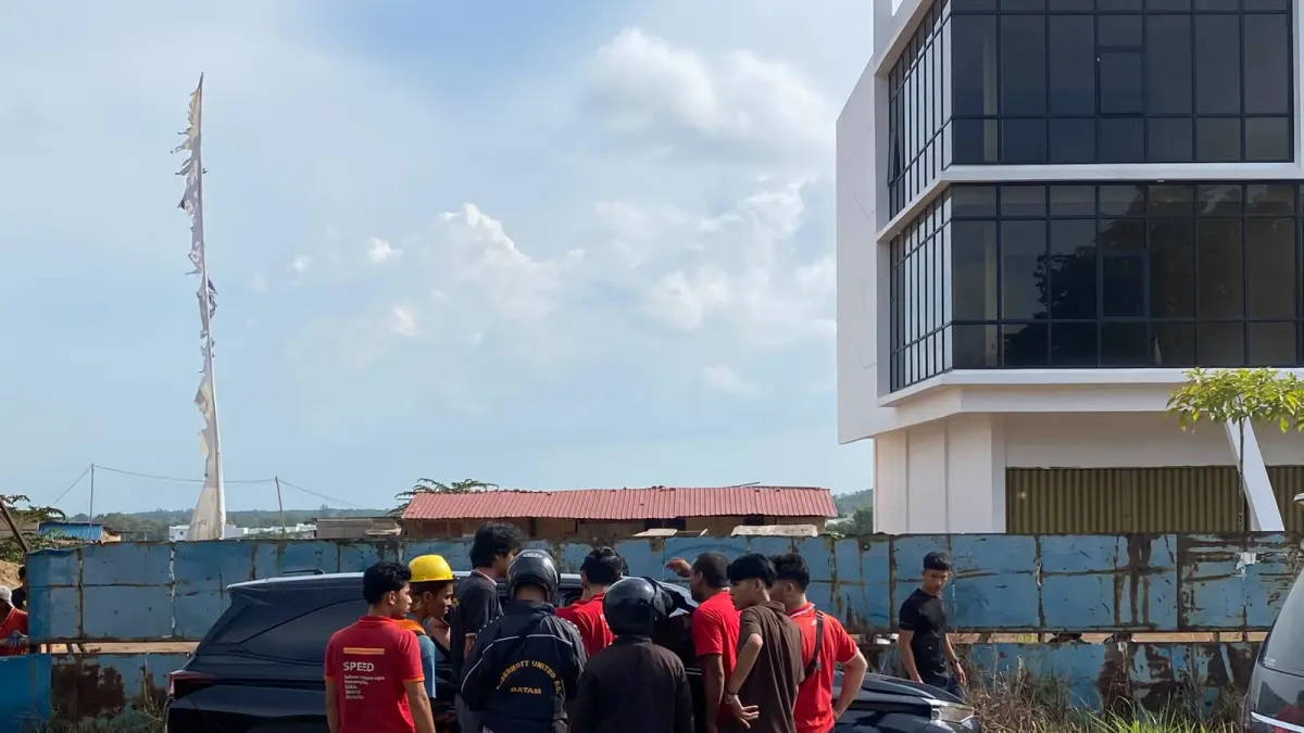 Pengemudi Toyota Avanza Veloz dikerumuni warga setelah diduga melakukan tabrak lari terhadap seorang pengendara sepeda motor di Jalan Raja Ali Kelana, Batam Kota, Selasa (28/7). F. Istimewa