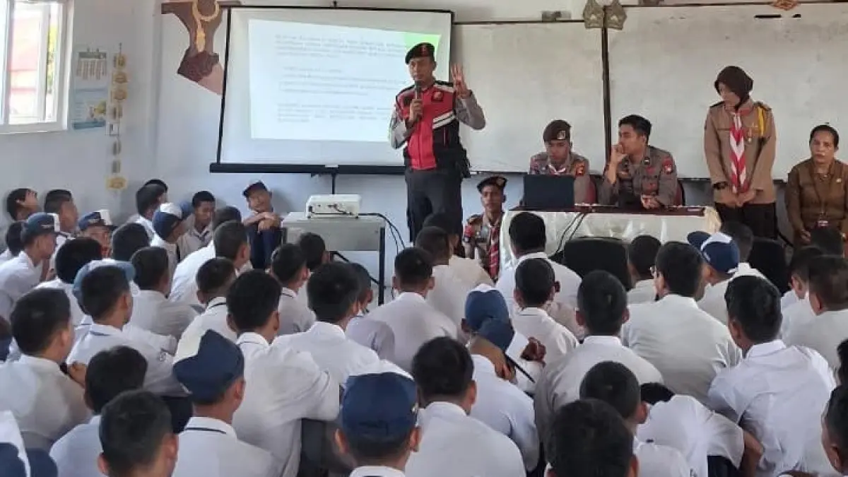 Personel Satbinmas Polresta Barelang bersama anggota Saka Bhayangkara memberikan sosialisasi kepada pelajar SMA Negeri 18 Batam dan SMK Negeri 15 Batam di Tembesi, Kecamatan Sagulung. F. Istimewa