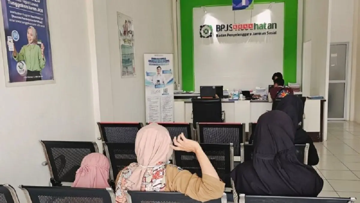 Petugas Kantor BPJS Kesehatan Natuna sedang melayani warga. Foto: ANTARA/Muhamad Nurman