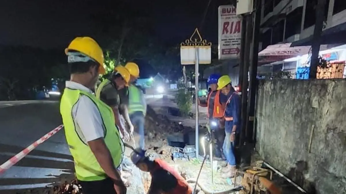 Petugas PDAM Tirta Kepri saat memperbaiki pipa air bersih di Jalan Gatot Subroto Tanjungpinang. F. Mohamad Ismail/Batam Pos