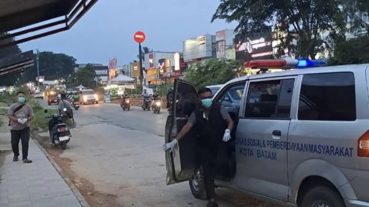 Petugas TRC Dinsos PM Batam saat melakukan penjangkauan untuk orang telantar dan PPKS di Batam, Kepri. (ANTARA/HO-Dinsos PM Batam)