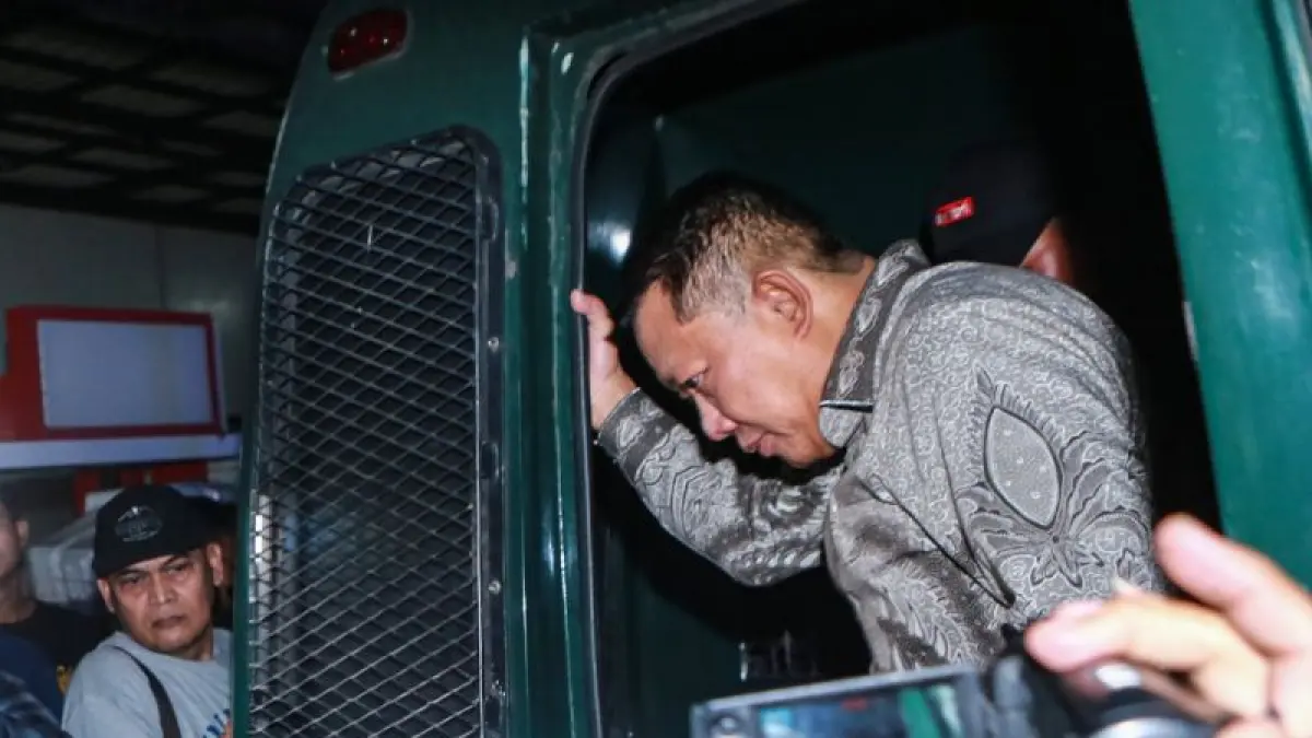 Tersangka mantan Jaksa Agung Muda Tindak Pidana Khusus (Jampidsus) Febrie Adriansyah (kanan) turun dari mobil tahanan setibanya di Rutan Cabang KPK, Gedung KPK, Jakarta, Jumat (24/7/2026). ANTARA FOTO/Asprilla Dwi Adha/sgd/am.