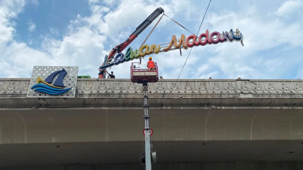 Tim dari Dinas Bina Marga dan Sumber Daya Air (BMSDA) Kota Batam, saat melakukan pemasangan Lampu hias bertuliskan "Laluan Madani" di Flyover Jalan Gajah Mada, Senin (27/7) F. Arsip Dinas BMSDA untuk Batam Pos