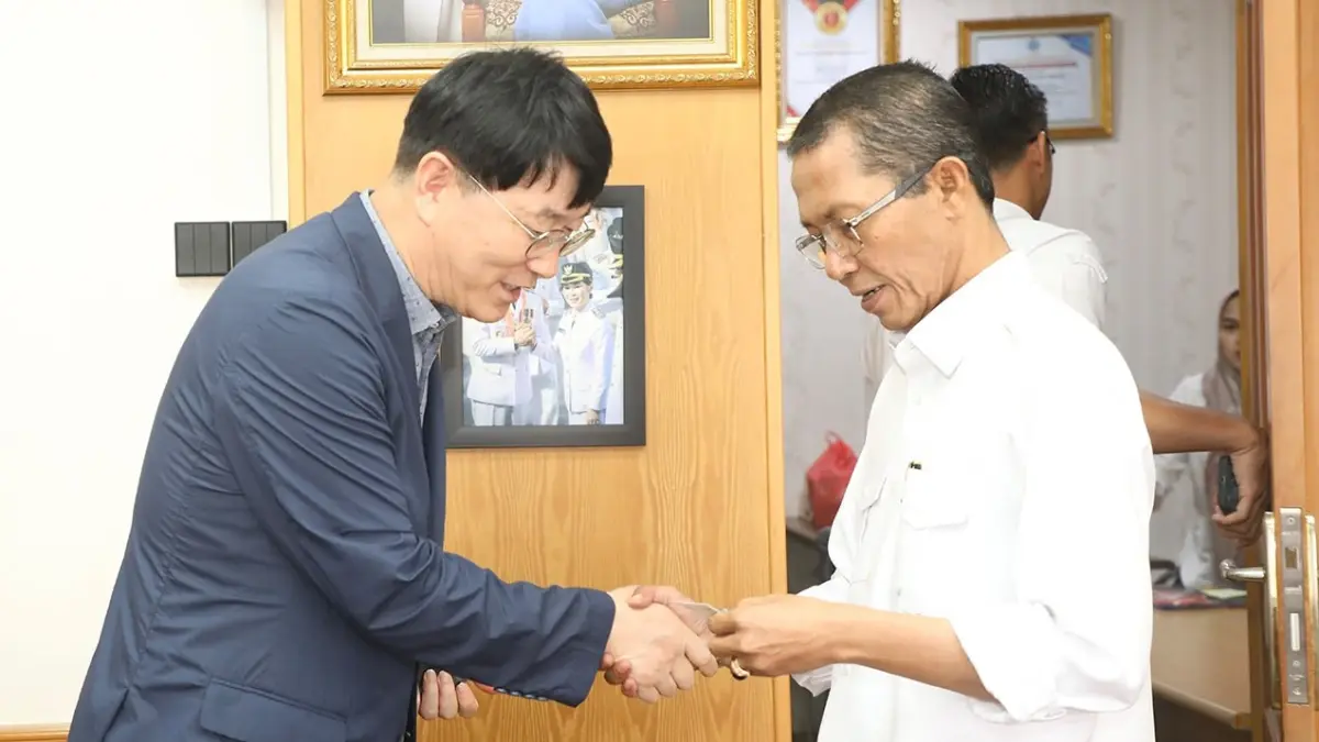  Wali Kota Batam, Amsakar Achmad, menyalami President Jeonju Vision College, Woo Byung-hun, saat pertemuan di Kantor Wali Kota Batam, Senin (27/7) F. Humas Pemko untuk Batam Pos
 