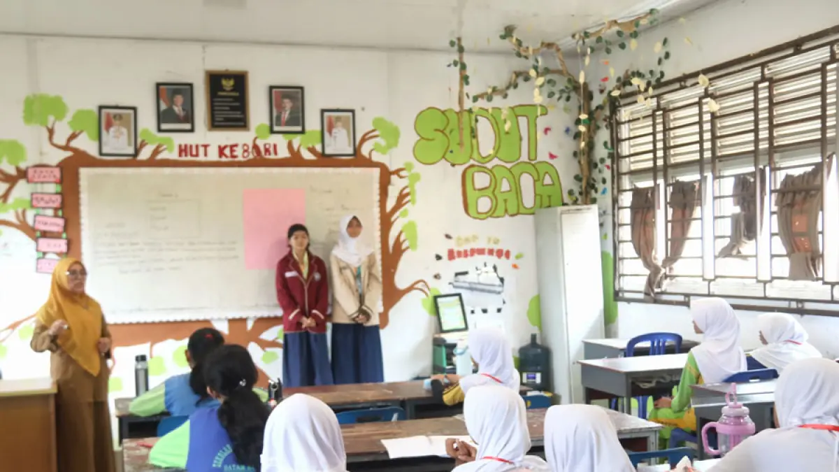 
Siswa baru mengikuti kegiatan belajar pada tahun ajaran 2026/2027. Pemerintah Kota Batam kembali menyalurkan program seragam gratis bagi peserta didik baru kelas 1 SD dan kelas 7 SMP di sekolah negeri maupun swasta yang terdaftar sebagai penerima bantuan guna meringankan beban orang tua serta mendukung akses pendidikan. Foto: Cecep Mulyana / Batam Pos