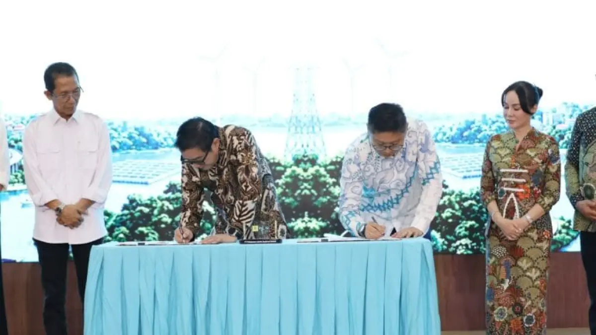 Wali Kota Batam Amsakar Achmad bersama Wakil Wali Kota Batam Li Claudia Chandra saat menghadiri penandatanganan Perjanjian Jual Beli Tenaga Listrik (PJBTL) antara PT PLN Batam dan PT Altiva Identity Data Center di Auditorium Tanjung Kasam, Kantor PLN Batam, Selasa (28/7).
