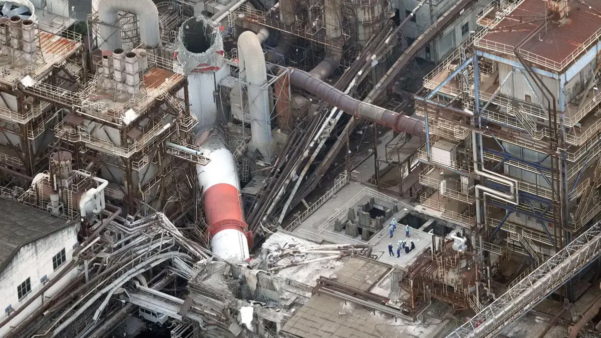 Foto udara memperlihatkan cerobong asap yang rusak di Pabrik Yatsushiro milik Nippon Paper Industries Co. di Prefektur Kumamoto pada 28 Juli 2026. (Kyodo)