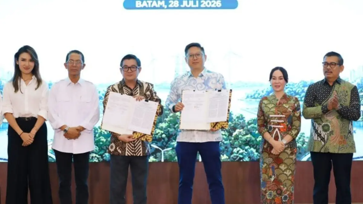 Wali Kota Batam Amsakar Achmad bersama Wakil Wali Kota Batam Li Claudia Chandra saat menghadiri penandatanganan Perjanjian Jual Beli Tenaga Listrik (PJBTL) antara PT PLN Batam dan PT Altiva Identity Data Center di Auditorium Tanjung Kasam, Kantor PLN Batam, Selasa (28/7). F. Istimewa