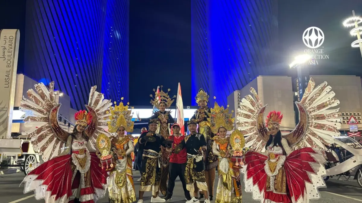 Salah satu komunitas menampilkan parade kostum tematik artistik pada ajang Bintan Resorts Night Parade di Plaza Lagoi. Event yang menghadirkan sekitar 200 peserta ini akan berlangsung selama empat malam, 7–10 Agustus 2026. Foto: Orange Production Asia untuk Batam Pos